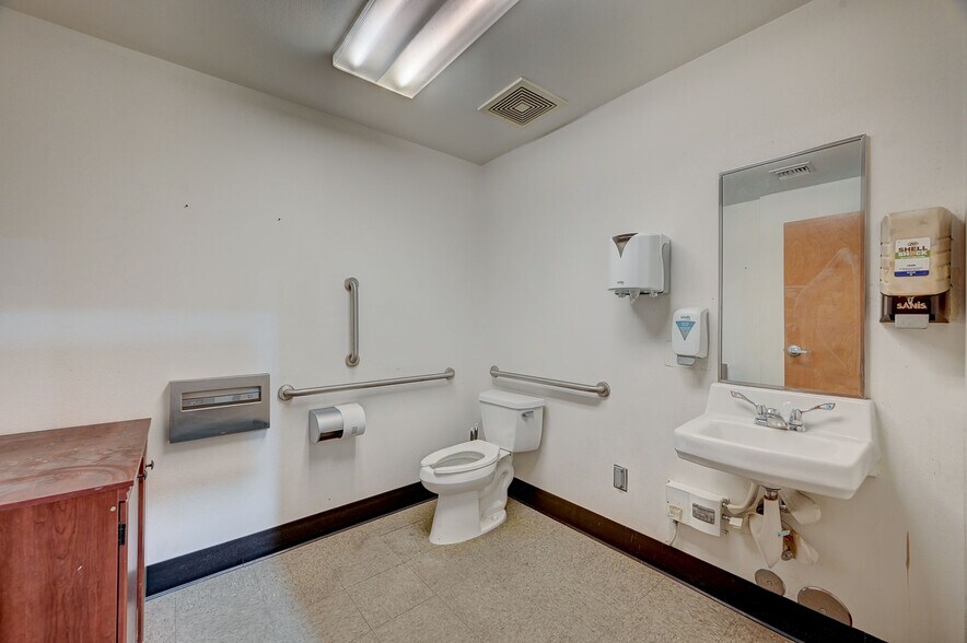 More Photos Of 3908 Civic Center Dr, North Las Vegas Distribution For Lease