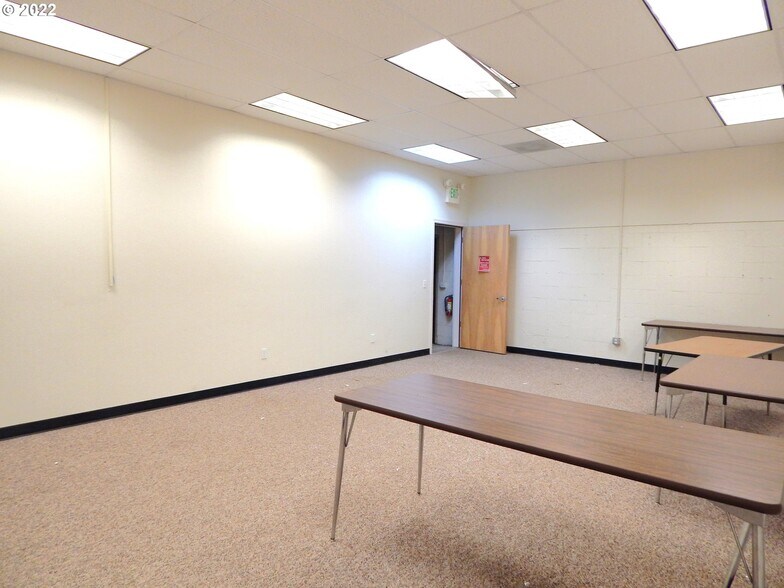 More Photos Of 400 Grant Smith Rd, Roseburg Specialty For Lease