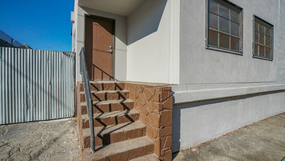 More Photos Of 2431 Eads St, Los Angeles Warehouse For Lease