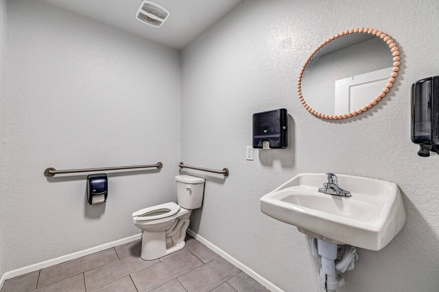 More Photos Of 17 W Beauregard Ave, San Angelo General Retail For Sale