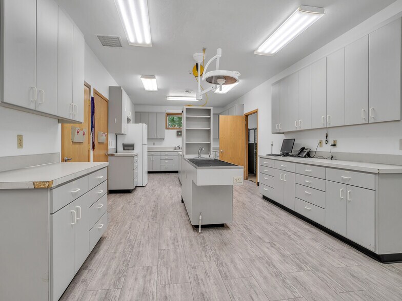 More Photos Of 711 W Main St, Sheridan Veterinarian Kennel For Sale