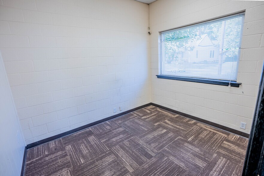 More Photos Of 902-904 Cleveland St, Durham Flex For Lease