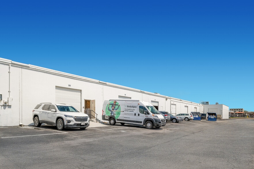 More Photos Of 5555 N Lamar Blvd, Austin Unknown For Lease