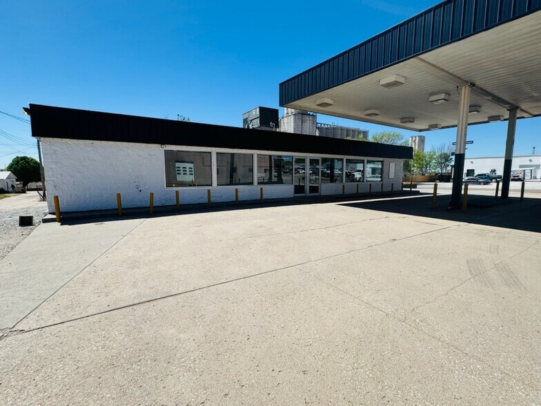 More Photos Of 506 E B St, McCook Service Station For Sale