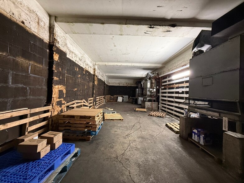 More Photos Of 517 Cummins St, Honolulu Warehouse For Sale