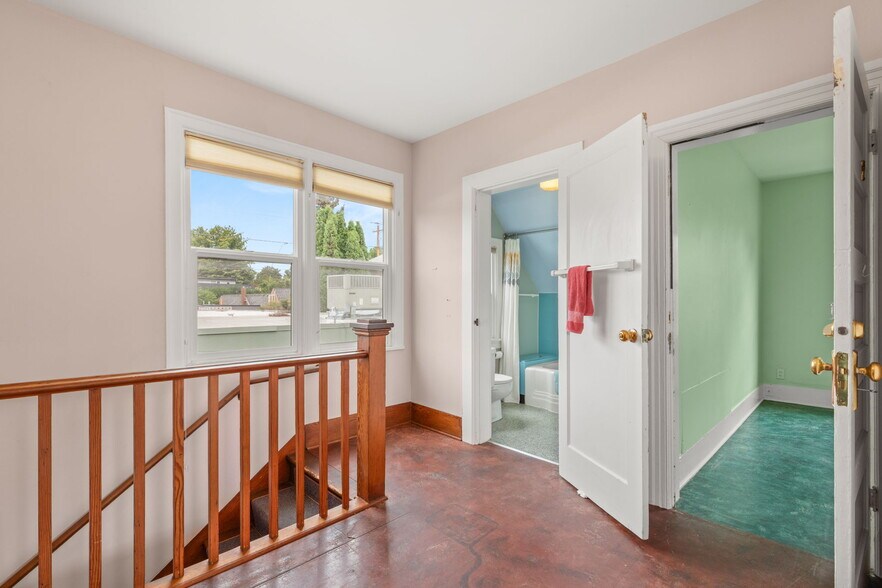 More Photos Of 1516 SE 43rd Ave, Portland Medical For Sale