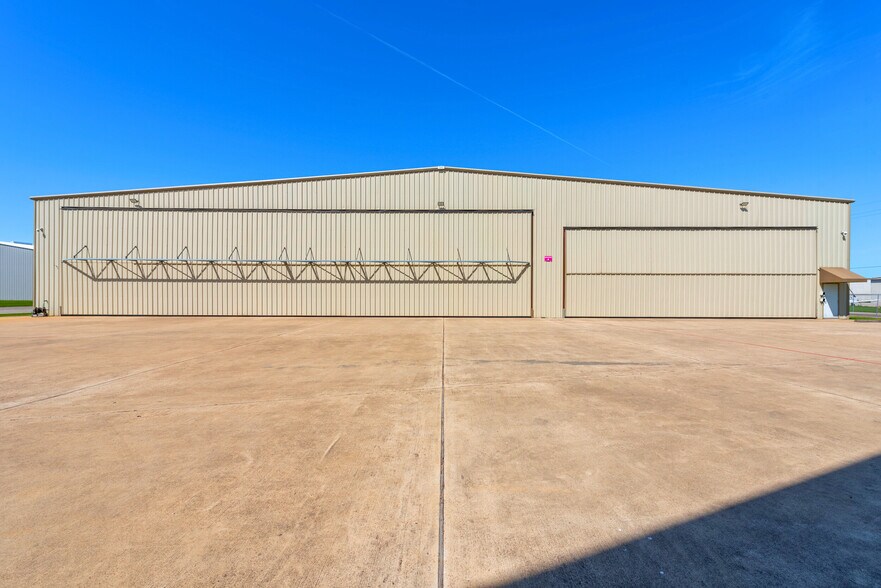 More Photos Of 20115 Stuebner Airline Rd, Spring Airplane Hangar For Lease