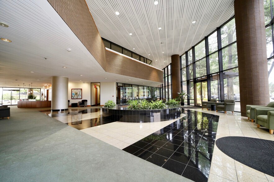 More Photos Of 524 E Lamar Blvd, Arlington Office For Lease