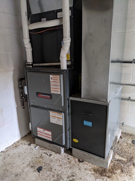 More Photos Of 212 S Kennedy, Bradley Auto Repair For Lease