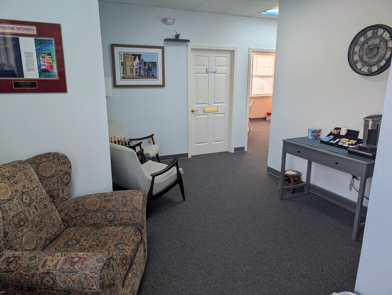 More Photos Of 40 Forest Falls Dr, Yarmouth Office For Sale