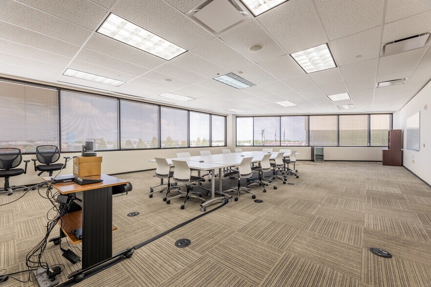 More Photos Of 9000 Gulf Fwy, Houston Office For Lease