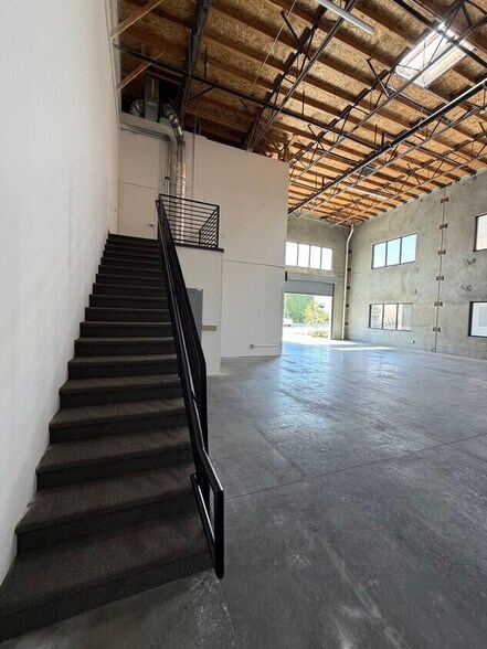 More Photos Of 1611 W San Bernardino Rd, West Covina Distribution For Lease