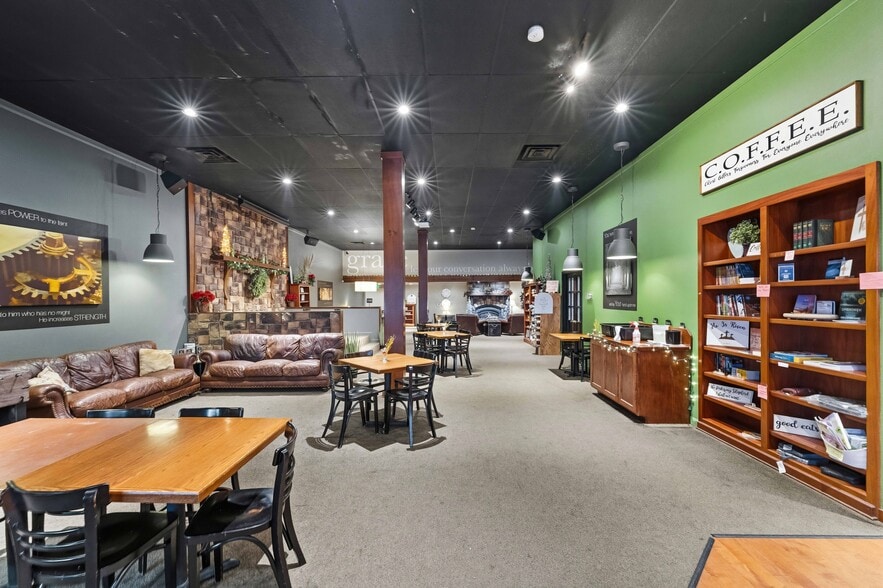 More Photos Of 171 S Broadway, Coos Bay General Retail For Sale