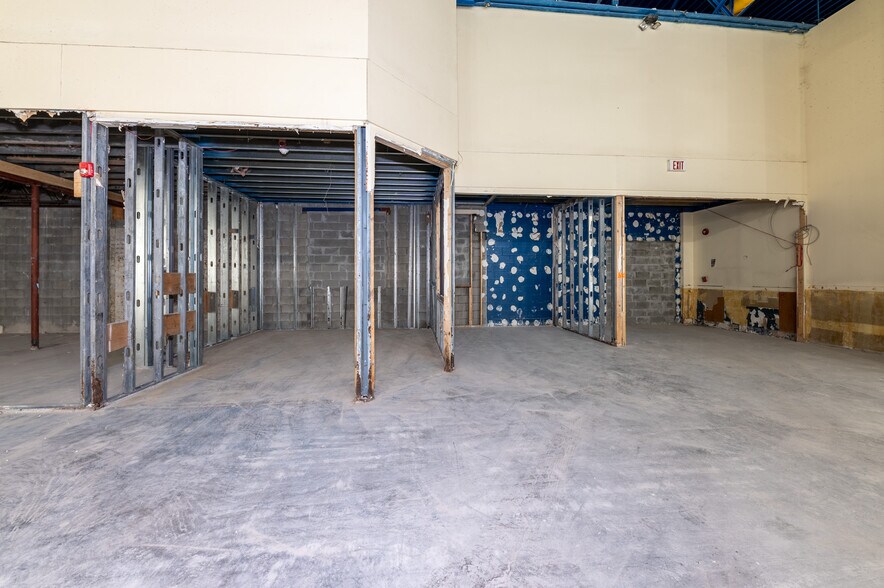 More Photos Of 50 Middletown Loop, White Hall Storefront Retail Office For Lease