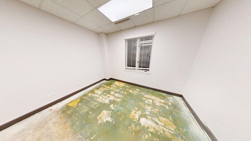 More Photos Of 271-285 E Helen Rd, Palatine Light Distribution For Sale