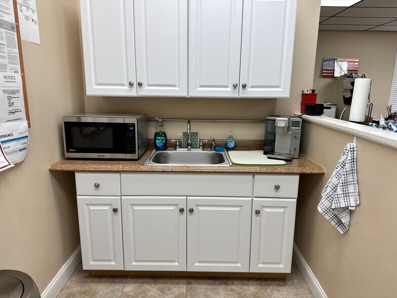 More Photos Of 38 Main St, Windsor Locks Office For Lease