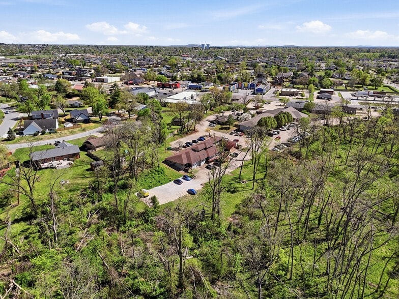 More Photos Of 6 Halsted Cir, Rogers Office For Lease