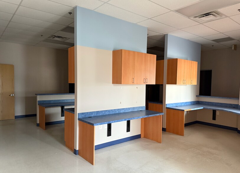 More Photos Of 1856 Precinct Line Rd, Hurst Unknown For Lease