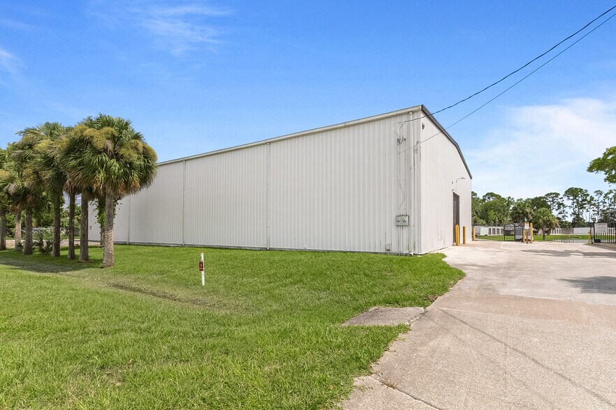 Primary Photo Of 2393 Bellevue Avenue Ext, Daytona Beach Self Storage For Lease