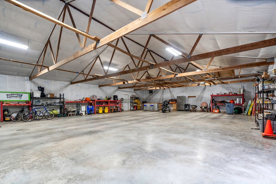 More Photos Of 11155 Hubbard Rd, Kansas City Flex For Sale