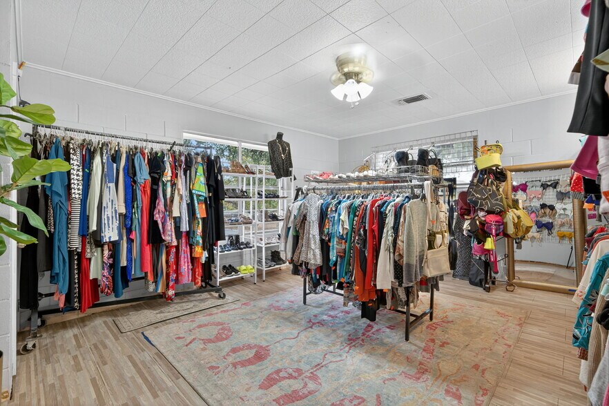 More Photos Of 930 N School St, Boerne Office For Sale