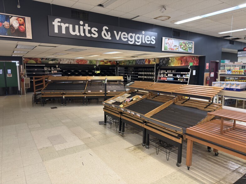 More Photos Of 12030 Park Ln, Wolcott Supermarket For Lease