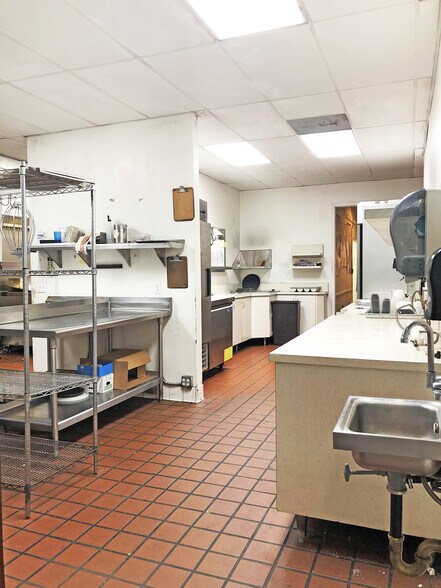 More Photos Of 5512-5530 Van Nuys Blvd, Sherman Oaks Restaurant For Lease