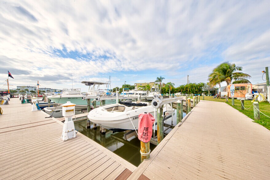 More Photos Of 400-408 W Cocoa Beach Cswy, Cocoa Beach General Retail For Sale