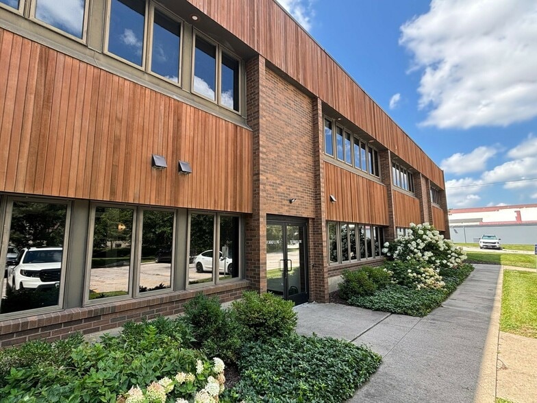 More Photos Of 7177 Hickman Rd, Urbandale Office For Sale