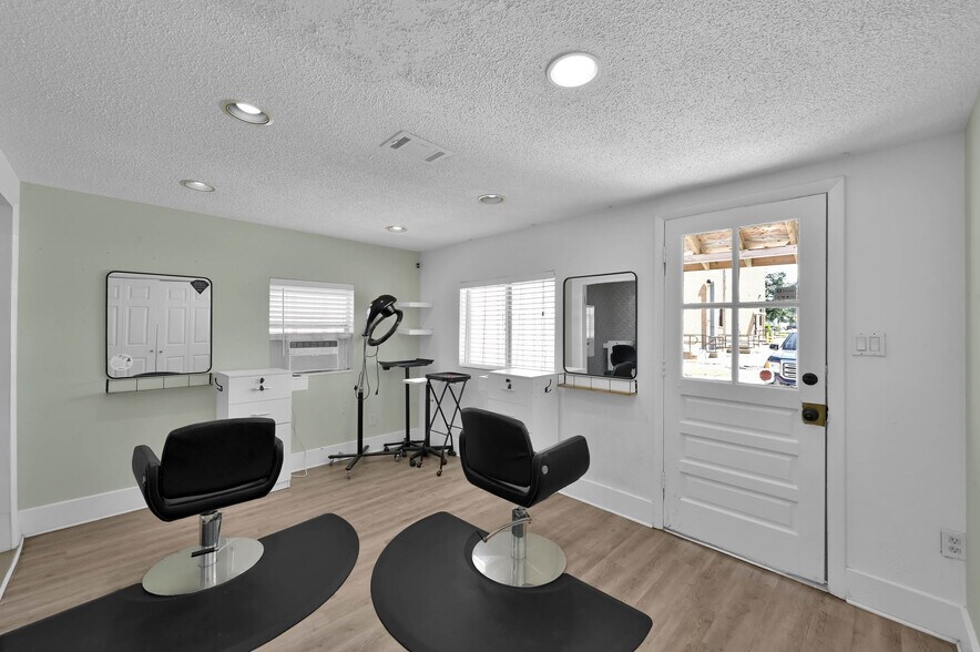 More Photos Of 213 Houston St, Tomball Storefront Retail Office For Lease