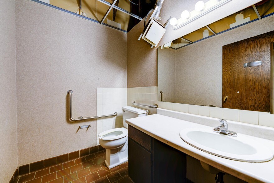 More Photos Of 9901-9927 Valley View Rd, Eden Prairie Showroom For Lease