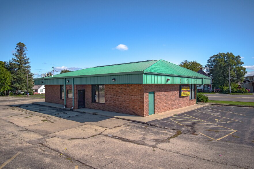 More Photos Of 715 S Main St, Kewanee Freestanding For Lease