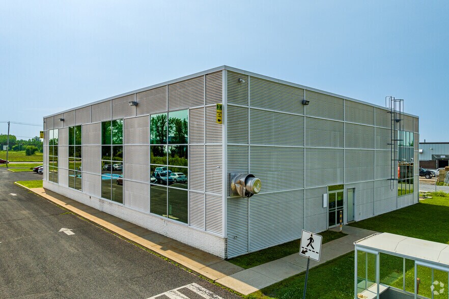 More Photos Of 1555 Boul Lionel-Boulet, Varennes Office For Lease