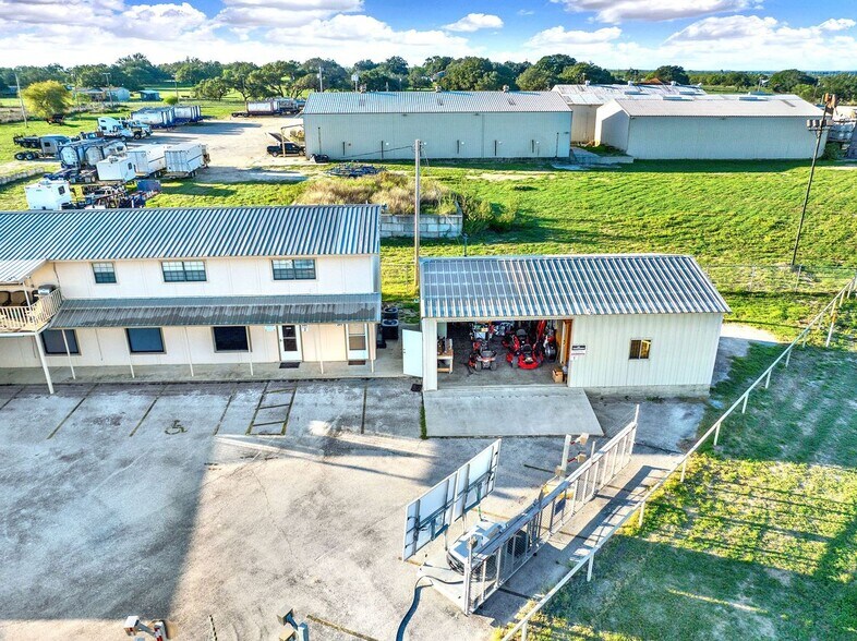 More Photos Of 389 Interstate 35 S, Devine Unknown For Lease