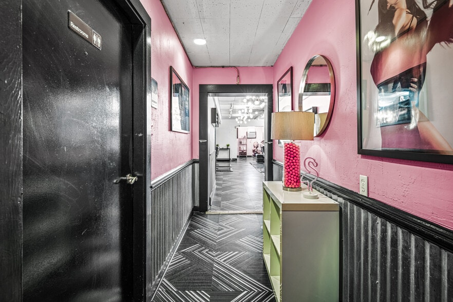 More Photos Of 10 S Crenshaw Ave, Richmond Freestanding For Lease