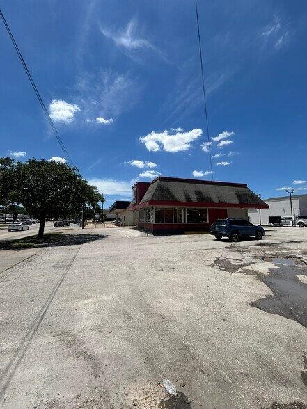 More Photos Of 3908 Bellaire Blvd, Houston Fast Food For Lease