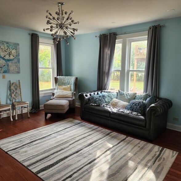 More Photos Of 321 Jefferson St, Algonquin Office Residential For Lease