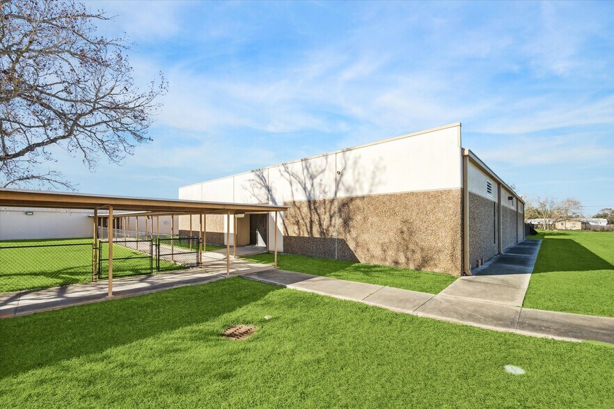 More Photos Of 1401 Mlk Blvd, El Campo Flex For Sale