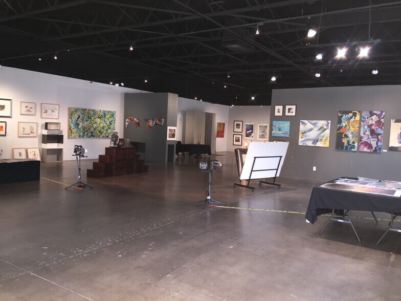 More Photos Of 1710 Hi Line Dr, Dallas Showroom For Lease
