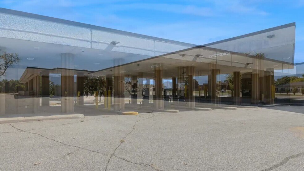 Primary Photo Of 4505 Douglas Ave, Des Moines General Retail For Sale