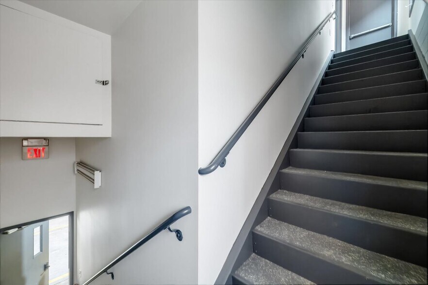 More Photos Of 456 Walker St, Fairview Flex For Lease