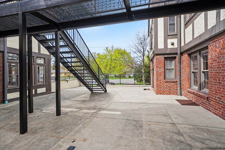 More Photos Of 302 N Tuscola Road, Bay, Bay City Hotel For Sale
