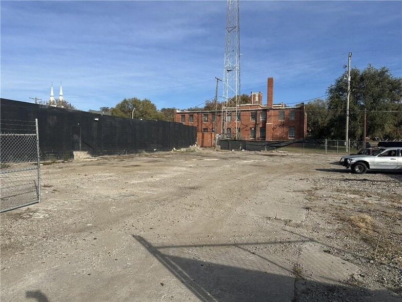 More Photos Of 701 S 8th St, Saint Joseph Light Distribution For Lease