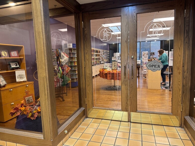 More Photos Of 100 E Park St, Olathe Office For Lease