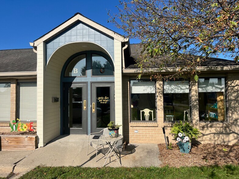 More Photos Of 305 N Pontiac Trail, Walled Lake Office For Lease