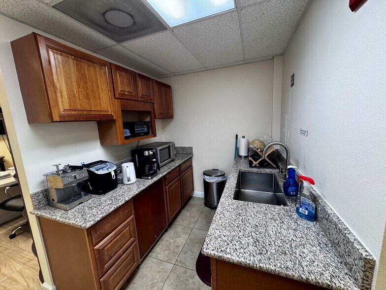 More Photos Of 1550-1582 Global Ct, Sarasota Light Manufacturing For Sale