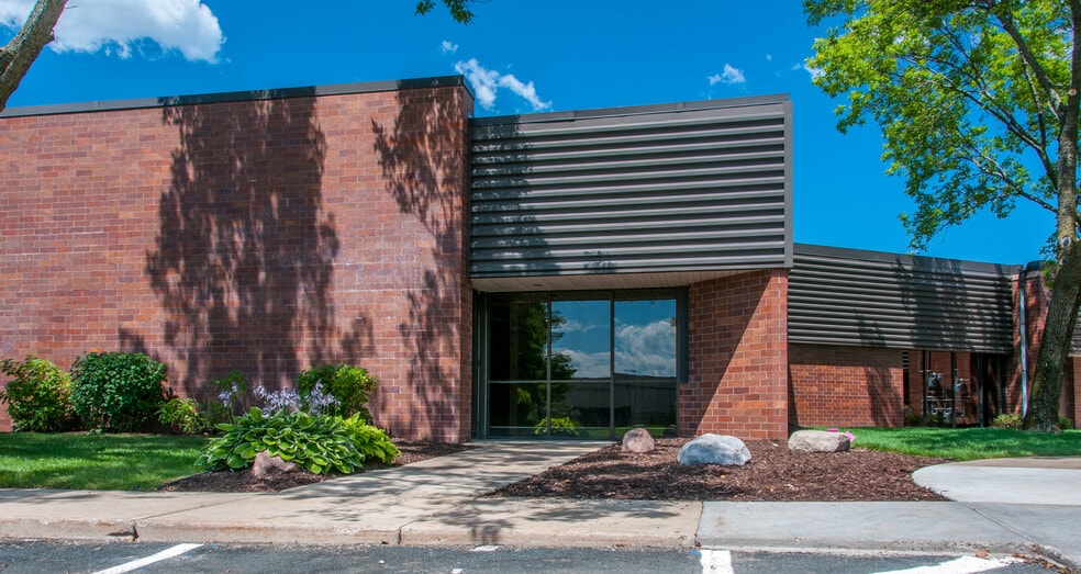 More Photos Of 5900-5950 Clearwater Dr, Minnetonka Research And Development For Lease