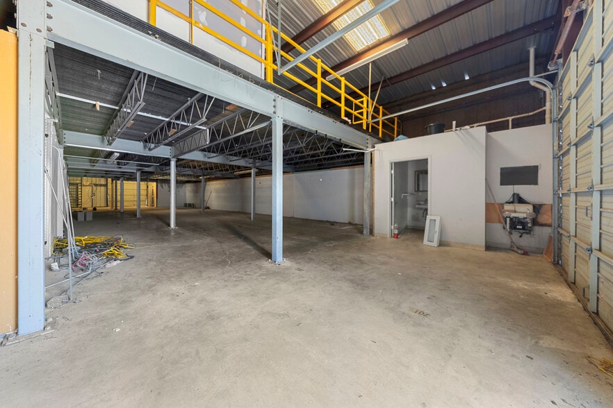 More Photos Of 49 Happy St, Killeen Warehouse For Lease