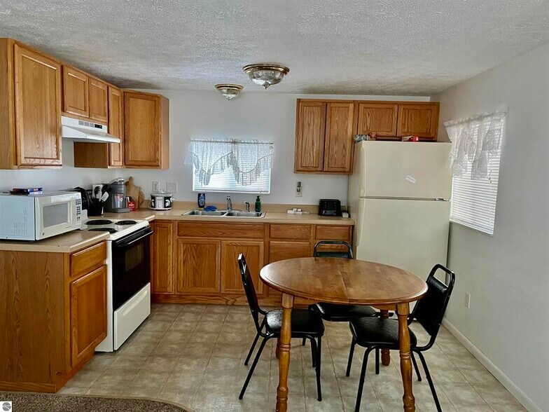 More Photos Of 10360 West Shore Dr, Houghton Lake Hospitality For Sale