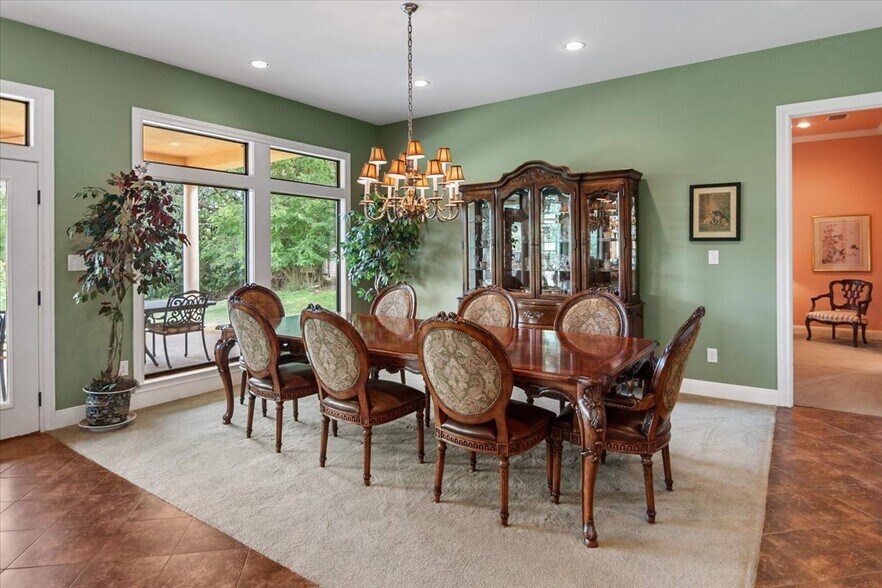 More Photos Of 307 S Washington St, Fredericksburg General Retail For Sale